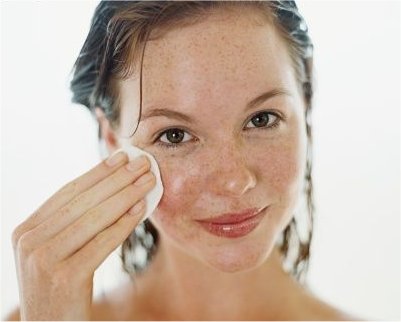 El aceite facial debe aplicarse por todo el rostro y el cuello para que sea efectivo.